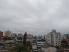 Tempo fechado e possibilidade de garoa nesta segunda-feira