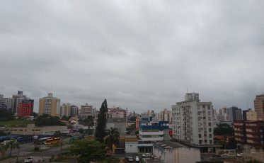 Tempo fechado e possibilidade de garoa nesta segunda-feira