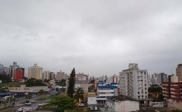 Tempo permanece fechado nesta terça-feira