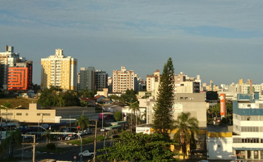 Semana começa quente e ensolarada