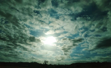 Sábado de sol entre nuvens e calor intenso