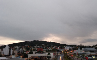 Terça-feira fria e chuvosa