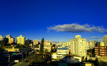 Calor, mas sol entre nuvens