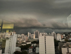 Temporal faz céu escurecer cedo em Criciúma (VÍDEO)