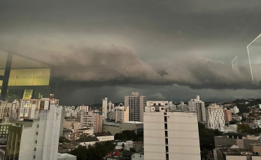 Temporal faz céu escurecer cedo em Criciúma (VÍDEO)