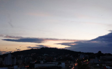 Segunda-feira de vento e calor na região