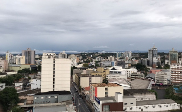 Semana começa com tempo fechado e chuva