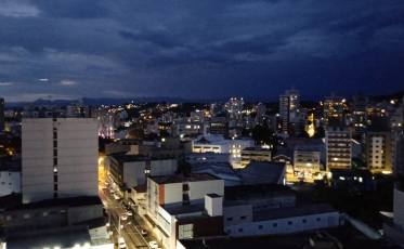 Mais de sete mil unidades estão sem energia elétrica em Criciúma