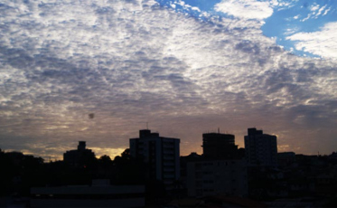 Terça-feira com sol entre nuvens