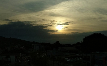 Quarta-feira começa com tempo fechado