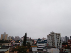 Semana começa quente e nublada