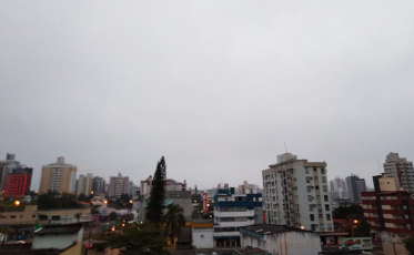 Semana começa quente e nublada