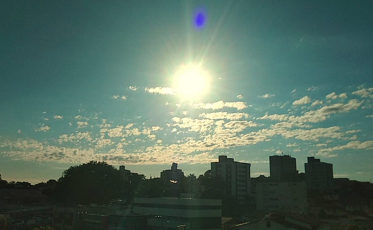 Quarta-feira ensolarada e quente