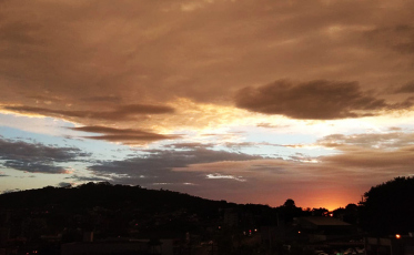 Sexta-feira nublada e chuvosa na região