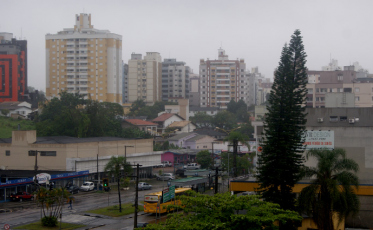 Tempo fechado e garoa nesta terça-feira