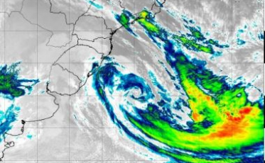 Ainda ativo, ciclone extratropical se afasta em direção ao Oceano Atlântico