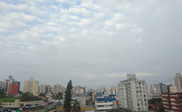 Sexta-feira de sol entre nuvens