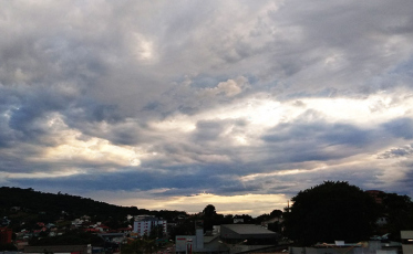 Semana começa com tempo fechado