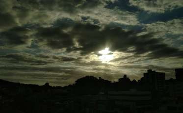 Quinta-feira começa fria e com sol entre nuvens