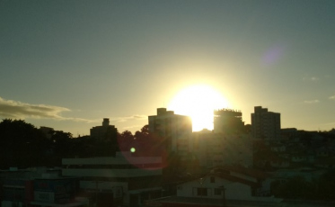 Sábado é ensolarado e quente