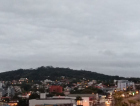 Terça-feira nublada, mas sem chuva