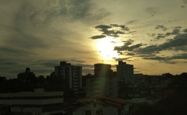 Domingo de sol entre nuvens e pancadas de chuva no sul catarinense 