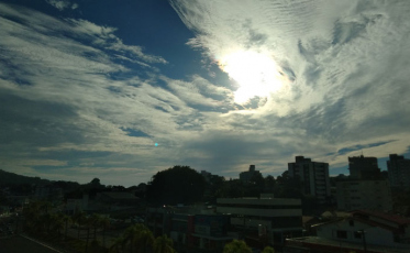 Quarta-feira tem tempo bom, mas deve ter temporal no fim da tarde