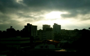 Quinta-feira de céu encoberto e aberturas de sol
