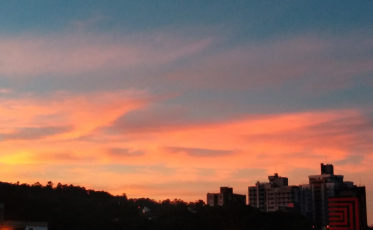 Sol aparece entre nuvens nesta segunda-feira