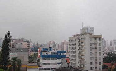Quinta-feira nublada e de altas temperaturas