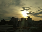 Sol aparece entre nuvens nesta Sexta-feira Santa