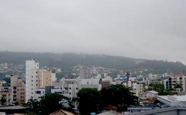 Quinta-feira é nublada, mas pode ter aberturas de sol