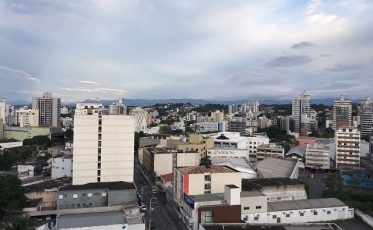 Quinta nublada e com temperaturas amenas 