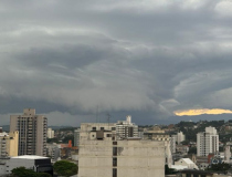 Temporais avançam e colocam cidades do Sul de SC em alerta laranja