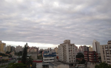 Mais um dia com o céu nublado
