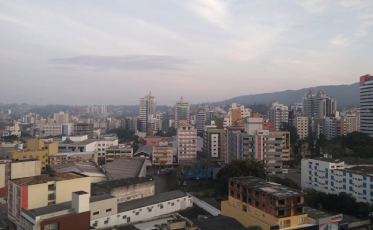 Até 33ºC hoje e chuva forte só segunda-feira