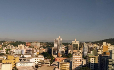 Semana começa com tempo firme, chuva só sexta-feira