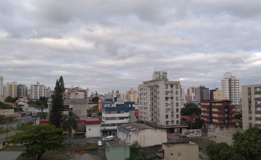 Tempo estável e garoa na madrugada
