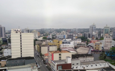 Semana começa com tempo fechado e garoa