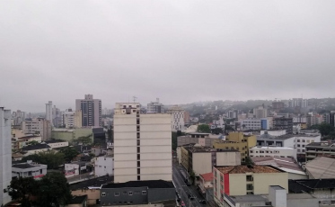 Pela manhã até pode ter sol, mas a tarde chove de novo