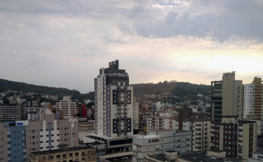 Temperatura fica abaixo dos 30ºC e pode chover