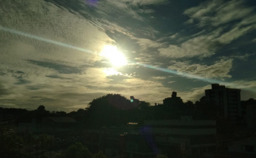 Sábado começa com tempo bom, mas deve ter chuva