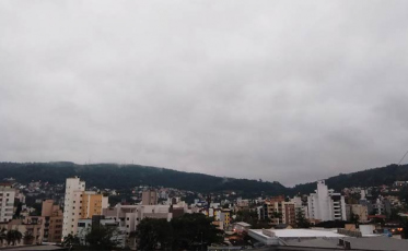 Domingo nublado e com chuva