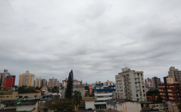 Sábado com céu encoberto e precipitações