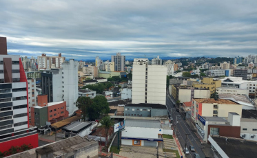 Terça de Carnaval com calor e chances de chuva