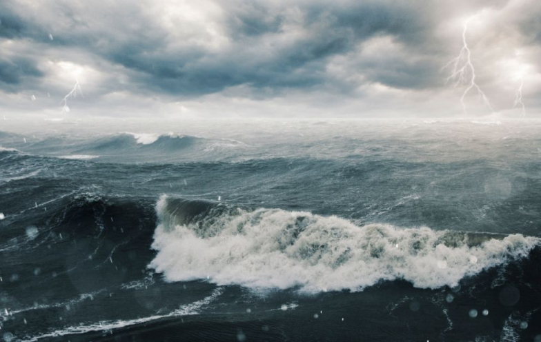 Temporais avançam em SC com raios, vento e mar agitado