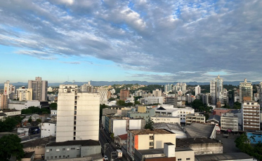 Sol prossegue nesta quinta-feira, mas chance de chuva aumenta (ÁUDIO)