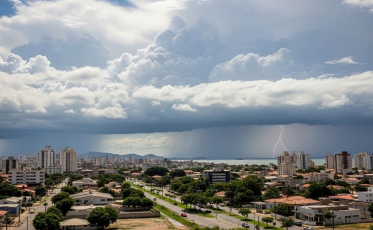 SC entra em semana de calor intenso, temporais e risco de enxurradas