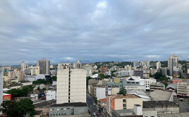 Sexta-feira de tempo nublado, aberturas de sol e risco de chuva (ÁUDIO)