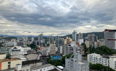 Terça-feira será de tempo nublado com chuva